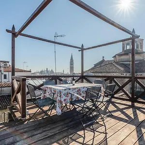 Apartment San Marco Vista Sui Tetti Veneziani, Venice